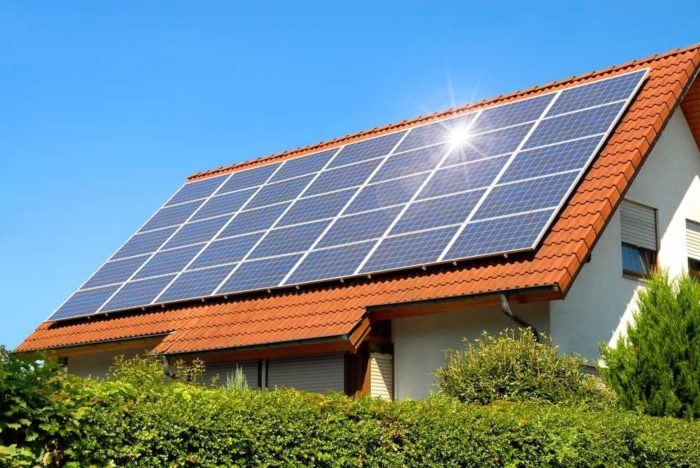 A energia solar, além de representar uma opção energética limpa, apresenta bom custo-benefício.